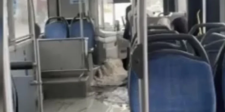 Diyarbakır’da Sağanak Yağış, Halk Otobüsünü Bastı