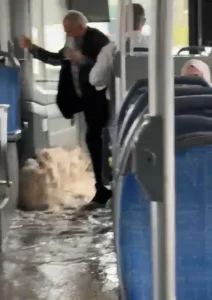 Diyarbakır’da Sağanak Yağış, Halk Otobüsünü Bastı