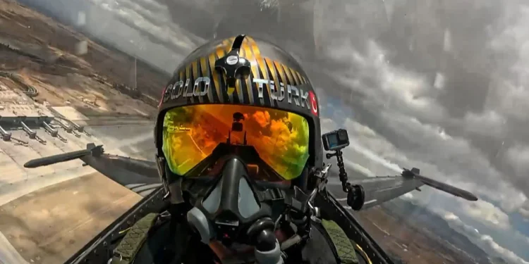 SOLOTÜRK, KKTC'de izleyenleri büyüleyen gösteri yaptı