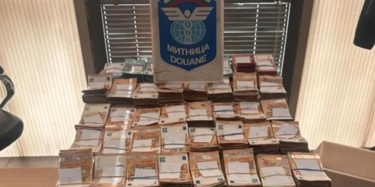 Bursa'da tırda gizlenen 61 bin euroyu Bulgar gümrüğü buldu