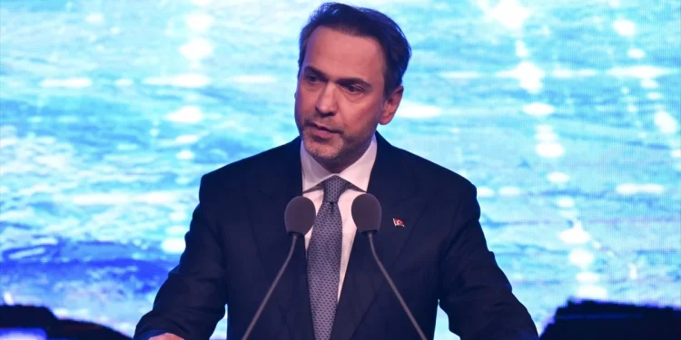 Bayraktar: 2024'te rüzgar ve güneşte rekor kapasite