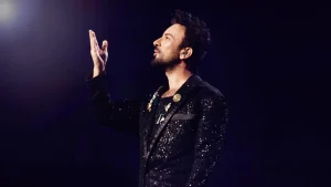 Tarkan, anne acısına rağmen turnesini bırakmadı