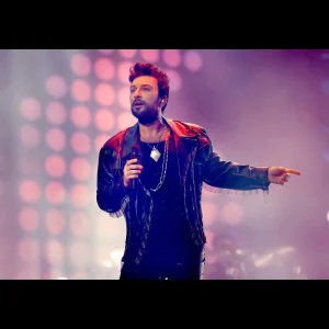 Tarkan, anne acısına rağmen turnesini bırakmadı