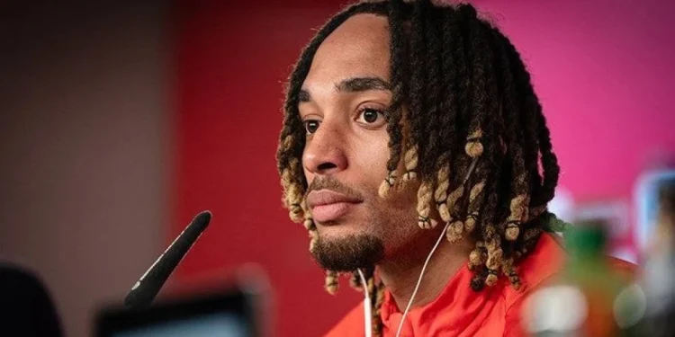 Eski Aslan Sacha Boey’in Şapkası Çalındı!