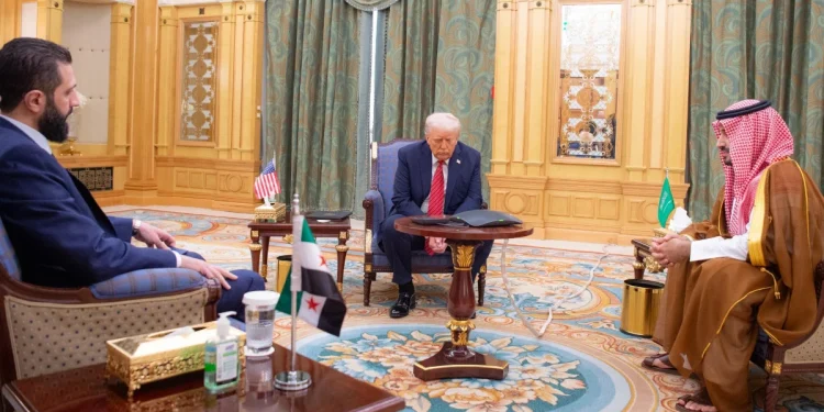 Suudi Arabistan'da Suriye zirvesinden çarpıcı an