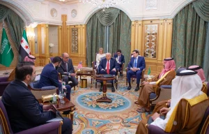 Suudi Arabistan'da Suriye zirvesinden çarpıcı an