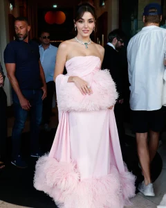 Hande Erçel Cannes’da! Pembe stili olay yarattı