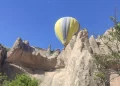 Nevşehir’de balon kayalıklara acil iniş yaptı