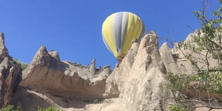 Nevşehir’de balon kayalıklara acil iniş yaptı