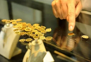 Altın Yataya Geçti, Dolar Yükselişte 28 Mayıs’ta Piyasaların Gündemi: Altın, Dolar, Borsa ve Petrol Küresel piyasalarda risk iştahının artması, altına olan talebi sınırlarken; dolar kuru yükseliş eğilimini sürdürüyor. ABD ile önemli ticaret ortakları arasında gerilimin hafiflemesi ve geleceğe yönelik iyimser beklentiler yatırımcıları daha riskli varlıklara yönlendirdi. Bu durum, değerli metallerde durgunluk yaratırken, döviz kurunu yukarı taşıdı. Altın Fiyatları Yatay Seyrediyor Altının ons fiyatı uluslararası piyasalarda 3.304 dolar seviyelerinde yatay bir seyir izliyor. Yurt içinde ise gram altın 4.147 TL’den, çeyrek altın 7.032 TL’den, yarım altın 14.066 TL’den, tam altın 28.133 TL’den ve cumhuriyet altını ise 28.655 TL’den işlem görüyor. Küresel gelişmelere bağlı olarak altın fiyatlarında ani bir değişim beklenmiyor. Dolar ve Döviz Kurları Yukarı Yönlü Dolar/TL kuru, dünkü yatay seyrin ardından bugün 39,0730 seviyesinden işlem görüyor. Euro 44,2241 TL, sterlin ise 52,6300 TL seviyesine kadar yükseldi. Dövizdeki sınırlı ancak istikrarlı artış dikkat çekiyor. Borsa İstanbul’da Düşüş Eğilimi Borsa İstanbul’da BIST 100 endeksi, dün günü yüzde 1,41 değer kaybıyla 9.213,58 puanda tamamladı. Vadeli işlemler piyasasında ise BIST 30 endeksine dayalı haziran vadeli kontrat yüzde 0,1’lik azalışla 10.462,00 puandan işlem gördü. Brent Petrol Toplantı Öncesi Hareketsiz 31 Mayıs’ta gerçekleşecek OPEC+ toplantısı öncesi Brent petrol fiyatı, yüzde 0,1’lik sınırlı bir artışla 63,8 dolar seviyelerinde bulunuyor. Petrol piyasasında da temkinli bekleyiş hakim.