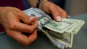 Altın Yataya Geçti, Dolar Yükselişte 28 Mayıs’ta Piyasaların Gündemi: Altın, Dolar, Borsa ve Petrol Küresel piyasalarda risk iştahının artması, altına olan talebi sınırlarken; dolar kuru yükseliş eğilimini sürdürüyor. ABD ile önemli ticaret ortakları arasında gerilimin hafiflemesi ve geleceğe yönelik iyimser beklentiler yatırımcıları daha riskli varlıklara yönlendirdi. Bu durum, değerli metallerde durgunluk yaratırken, döviz kurunu yukarı taşıdı. Altın Fiyatları Yatay Seyrediyor Altının ons fiyatı uluslararası piyasalarda 3.304 dolar seviyelerinde yatay bir seyir izliyor. Yurt içinde ise gram altın 4.147 TL’den, çeyrek altın 7.032 TL’den, yarım altın 14.066 TL’den, tam altın 28.133 TL’den ve cumhuriyet altını ise 28.655 TL’den işlem görüyor. Küresel gelişmelere bağlı olarak altın fiyatlarında ani bir değişim beklenmiyor. Dolar ve Döviz Kurları Yukarı Yönlü Dolar/TL kuru, dünkü yatay seyrin ardından bugün 39,0730 seviyesinden işlem görüyor. Euro 44,2241 TL, sterlin ise 52,6300 TL seviyesine kadar yükseldi. Dövizdeki sınırlı ancak istikrarlı artış dikkat çekiyor. Borsa İstanbul’da Düşüş Eğilimi Borsa İstanbul’da BIST 100 endeksi, dün günü yüzde 1,41 değer kaybıyla 9.213,58 puanda tamamladı. Vadeli işlemler piyasasında ise BIST 30 endeksine dayalı haziran vadeli kontrat yüzde 0,1’lik azalışla 10.462,00 puandan işlem gördü. Brent Petrol Toplantı Öncesi Hareketsiz 31 Mayıs’ta gerçekleşecek OPEC+ toplantısı öncesi Brent petrol fiyatı, yüzde 0,1’lik sınırlı bir artışla 63,8 dolar seviyelerinde bulunuyor. Petrol piyasasında da temkinli bekleyiş hakim.