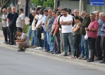 İzmir'de Grev Sürüyor: Duraklarda Yoğunluk Devam Ediyor