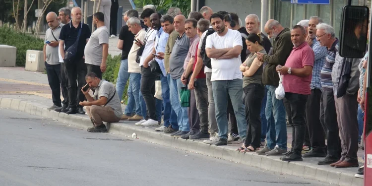 İzmir'de Grev Sürüyor: Duraklarda Yoğunluk Devam Ediyor