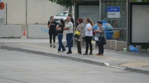 İzmir'de Grev Sürüyor: Duraklarda Yoğunluk Devam Ediyor