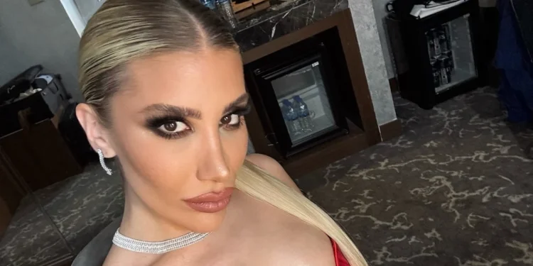 İrem Derici'den Kıskançlık Çıkışı: “Beni Gaza Getirmeyin!” Ünlü pop şarkıcısı İrem Derici, özel hayatıyla bir kez daha magazin gündemine damga vurdu. DJ sevgilisi Melih Kunukcu'nun sahnedeki performansı sırasında yaşanan bir an, Derici’yi adeta çileden çıkardı. Kunukcu’ya sahne sırasında hayranlıkla bakan bir kadını fark eden Derici, sosyal medya üzerinden tepkisini dile getirince olay kısa sürede sosyal medyada gündem oldu. Kıskançlık Krizi Yorumlara Yansıdı Derici’nin bir süredir birlikte olduğu DJ sevgilisi Melih Kunukcu, sahne aldığı bir etkinlikte çekilen videosunu sosyal medyada paylaştı. Videoda Kunukcu’yu ön sıradan izleyen bir kadının hayran bakışları, Derici’nin takipçilerinin de dikkatinden kaçmadı. Yorumlarda İrem Derici'nin bu duruma nasıl tepki vereceği merak edilirken, bir takipçi “İrem Hanım öndeki kadını iyi parçalamamış” diyerek esprili bir yorumda bulundu. Derici ise bu yoruma kayıtsız kalmayarak, “Aydın’daydım aşkım, yoksa biliyorsun…” şeklinde yanıt verdi. Sosyal Medyada Gündem Oldu Yaşanan kıskançlık anları kısa sürede sosyal medyada geniş yankı buldu. Tepkiler artınca Derici, konuyla ilgili bir açıklama yaparak takipçilerine şu sözlerle seslendi: “Adam performans sergiliyor, tabii hayranlıkla izleyecek insanlar. Beni gaza getirmeyin, beni delirtmeyin!” İlişki Ciddileşiyor mu? İrem Derici daha önce verdiği röportajda evlilik teklifi beklemediğini ama gelirse kabul edeceğini açıklamıştı. Son olaylar ışığında çiftin ilişkisi gündemde kalmaya devam ederken, sosyal medyada hayranları tarafından hem kıskançlık hem de sevgi dolu yorumlar yapılmaya devam ediyor.