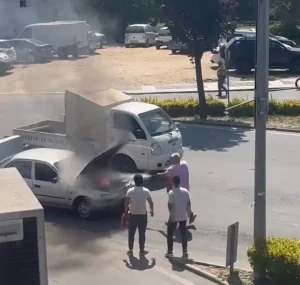 Seyir Halindeyken Yanan Aracı Vatandaşlar Söndürdü