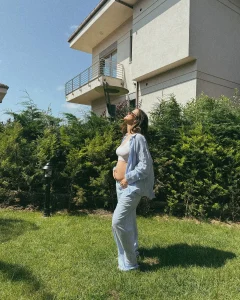 İrem Helvacıoğlu’nun hamile pozuna pijama yorumu!