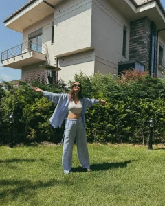 İrem Helvacıoğlu’nun hamile pozuna pijama yorumu!