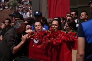 Ferdi Zeyrek’e Belediye Önünde Veda Töreni