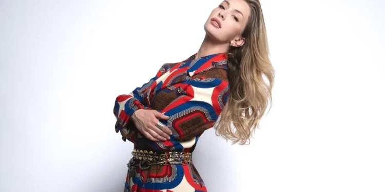 Yasemin Kay Allen, Sıcağa Dayanamadı Denize Girdi