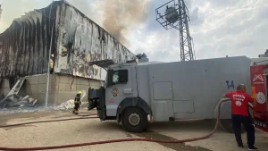 Mersin'de Pamuk Deposu Alevlere Teslim Oldu