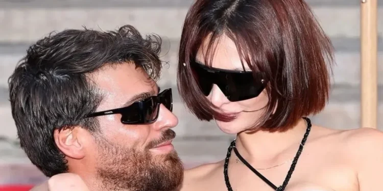 Can Yaman, Sara Bluma ile kırmızı halıda dikkat çekti