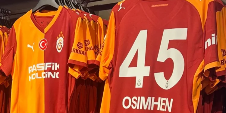 Galatasaray’da Osimhen formaları vitrine çıktı