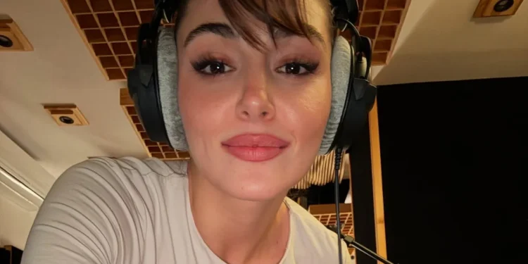 Hande Erçel: Aşk her yerde, bir sandalyede bile