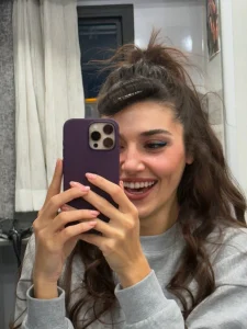 Hande Erçel: Aşk her yerde, bir sandalyede bile