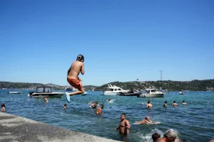 İstanbul sıcağında serinlik için boğaza akın