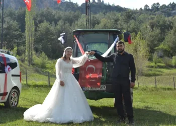Traktörle Düğün Konvoyu Yapan Adanalı Çift