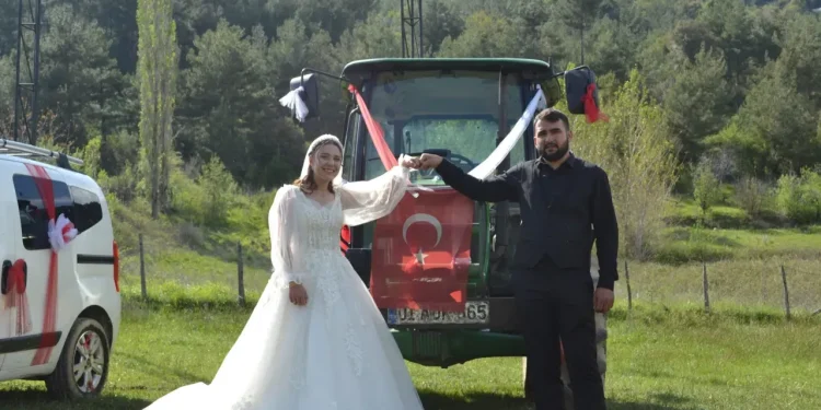 Traktörle Düğün Konvoyu Yapan Adanalı Çift