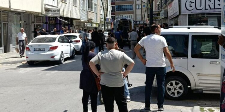 2 kardeş, kaldırımda yürüyen 2 kişiyi bıçakladı