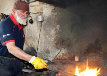 81 yaşındaki Mücahit usta, 70 yıldır demir dövüyor