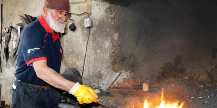 81 yaşındaki Mücahit usta, 70 yıldır demir dövüyor