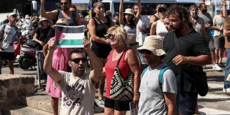Adalar İsraillilere dar oldu! Her yerde eylem… Yine ‘Türkiye’ paranoyasına kapıldılar