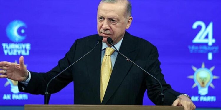 AK Parti’ye katılan yeni isimler 2025! Rozetler takıldı