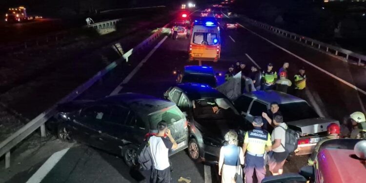 Anadolu Otoyolu’nda 4 araçlık zincirleme kaza meydana geldi