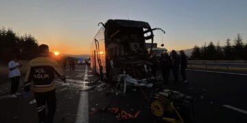 Anadolu Otoyolu’nda otobüs kamyona çarptı: Ölü ve çok sayıda yaralı var