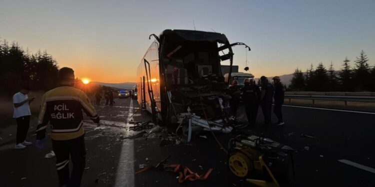 Anadolu Otoyolu’nda otobüs kamyona çarptı: Ölü ve çok sayıda yaralı var