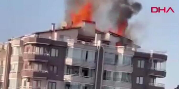 Ankara’da 12 katlı binanın çatısında yangın