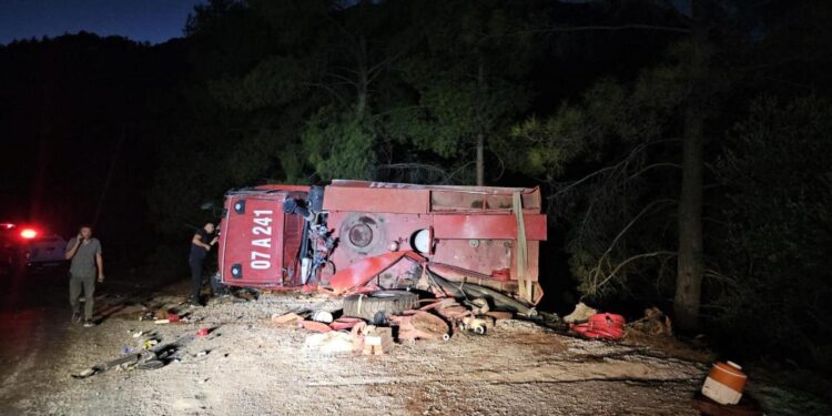 Antalya’da arazöz devrildi: 2 personel yaralı