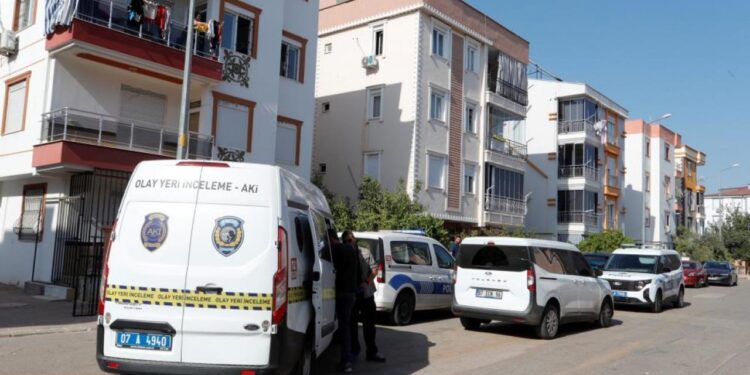 Antalya’da eski eş dehşet saçtı: 1’i ağır 2 yaralı