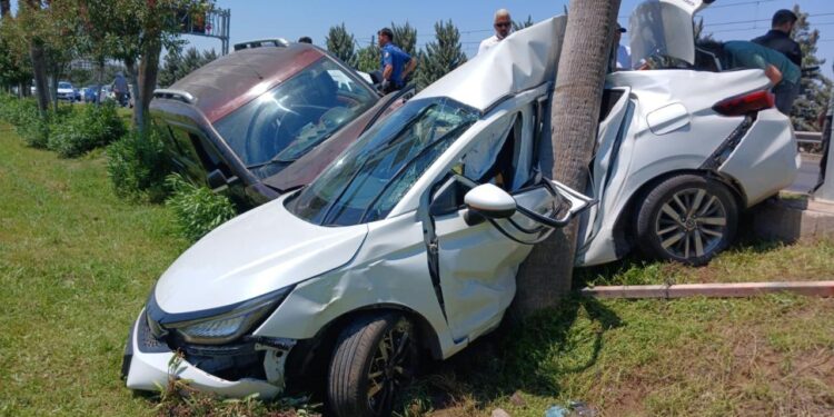 Antalya’da feci kaza: Önce 3 araca ardından sivil polis aracına çarptı