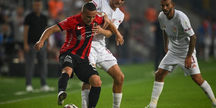 Antalyaspor deplasmandan 3 puanla döndü