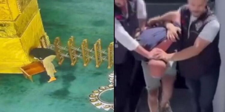 Ayasofya Camii’ne kundaklama girişimi: Sayfaları yaktı, üzerine parfüm sıktı!