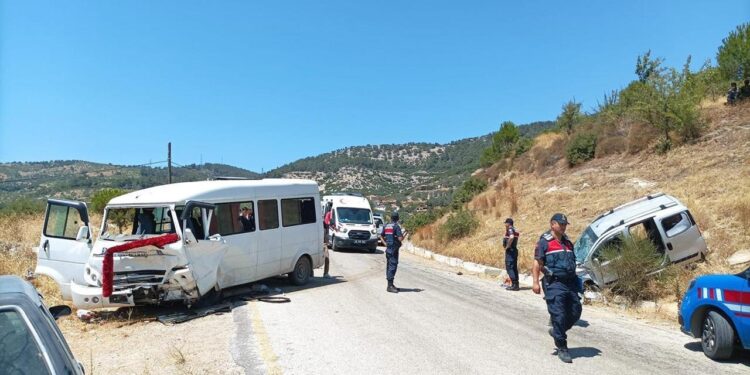Aydın’da can pazarı! İşçi minibüsü ile hafif ticari araç çarpıştı