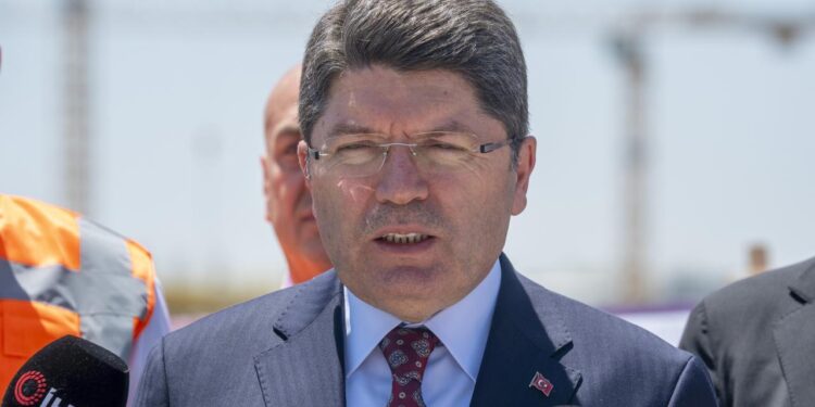 Bakan Tunç’tan Özgür Özel’e sert sözler: CHP yalan merkezine dönmüş durumda