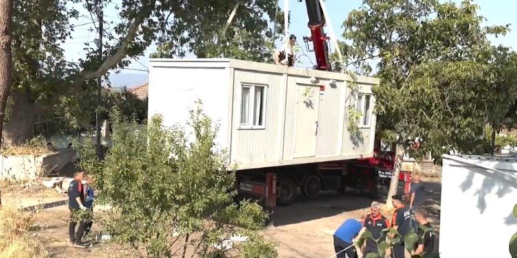 Balıkesir’deki depremzedeler için 250 yaşam konteyneri bölgeye ulaştırıldı