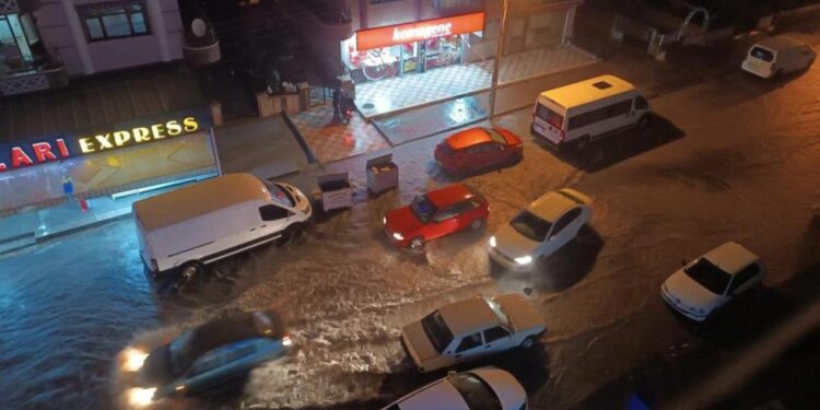 Başkentte yollar göle döndü, metro girişlerini su bastı